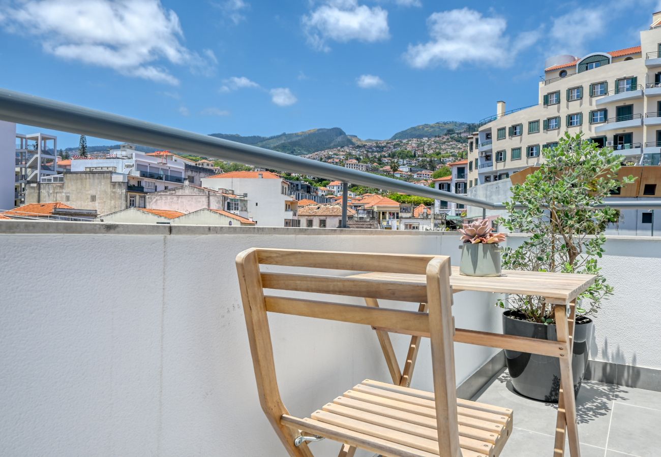 Apartamento en Funchal - Beco Santa Emilia 4P, a Home in Madeira