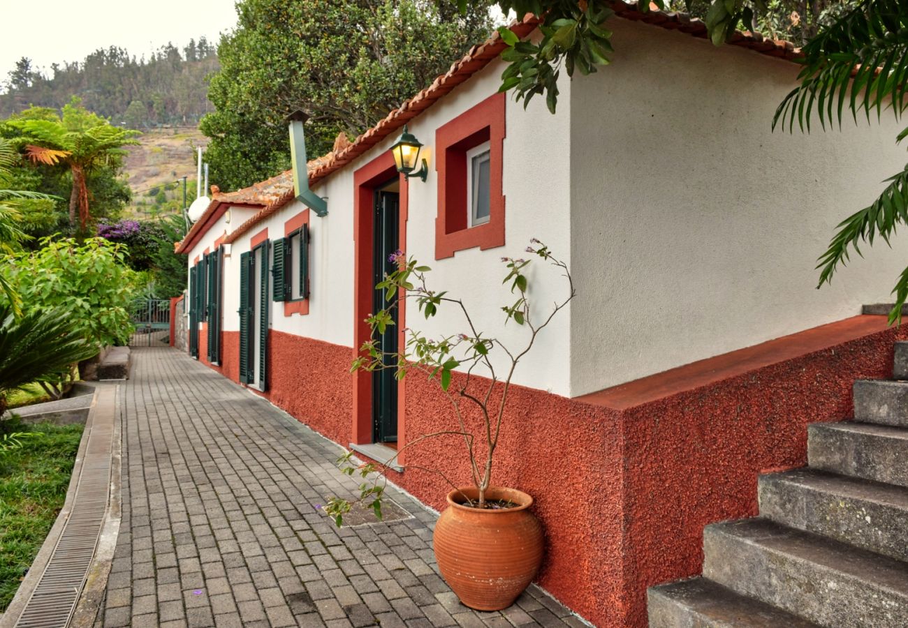 Casa rural em Arco da Calheta - Loureiros Cottage, a Home in Madeira