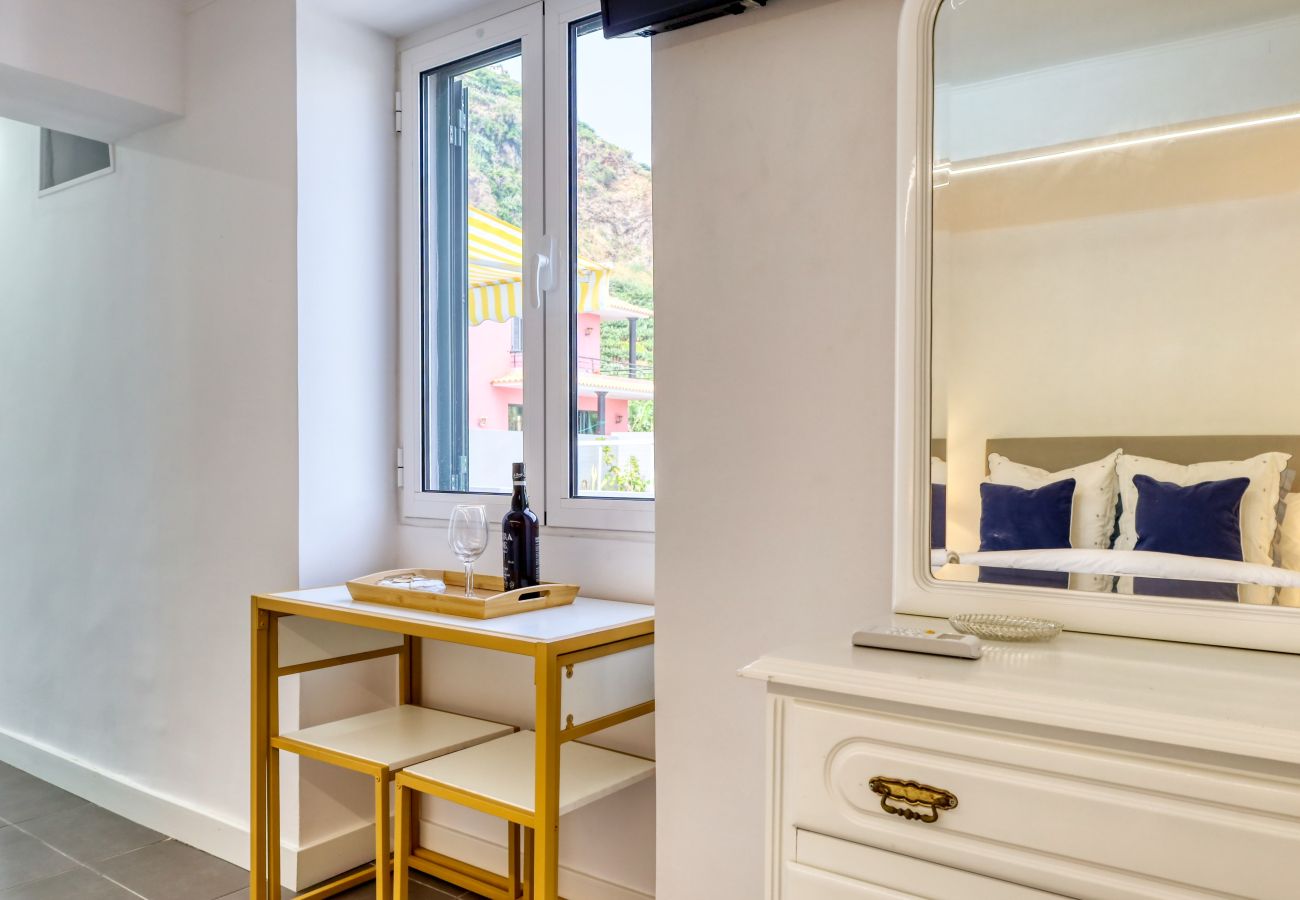 Apartamento em Ponta do Sol - Casa da Tia Celeste III, a Home in Madeira