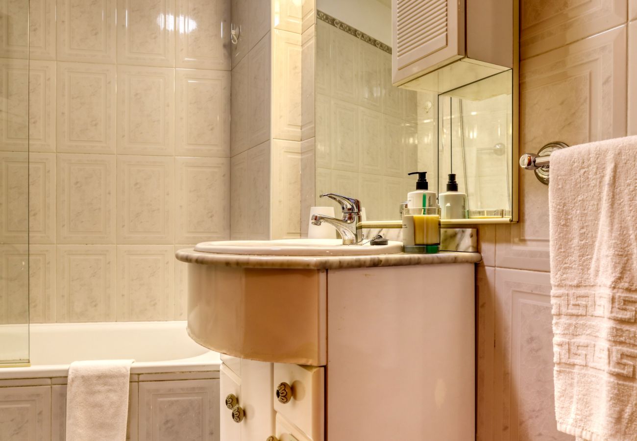 Apartamento em Funchal - Cantinho da Elvira, a Home in Madeira